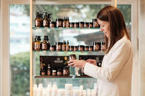 tauern-apotheke-by-wolfgang-lehner_xp10333